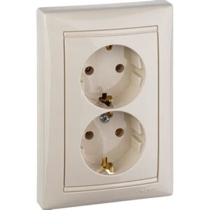 Розетка 2-м VALENA с/з в сборе сл.к..774370