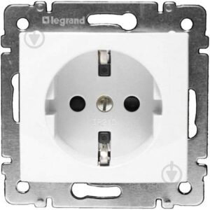 Розетка с заземлением с шторкой (белый) 774421