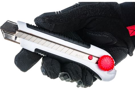 Нож со смен.лезвием обрезинен. винт.фиксатор 25мм "Монтажник" 600508